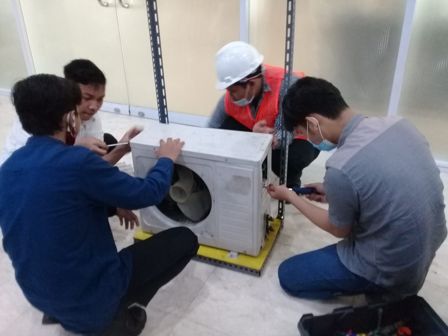 training menjadi mekanik servis ac profesional